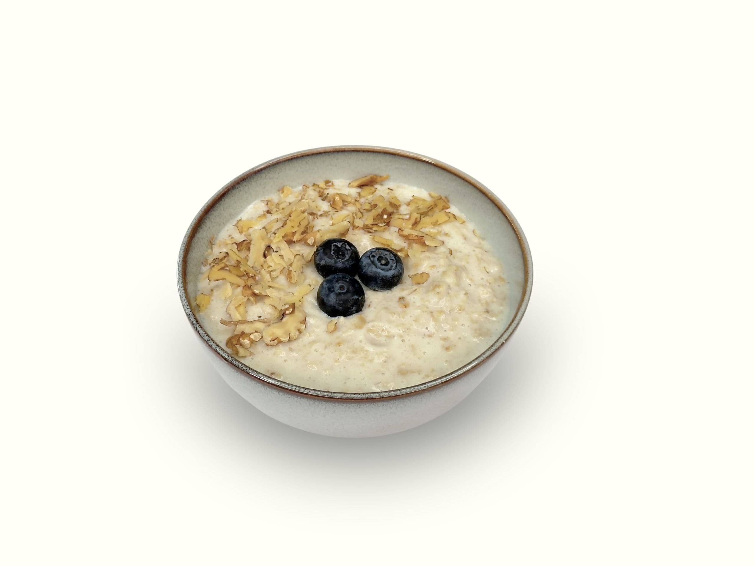 Oatmeal with berries and nuts