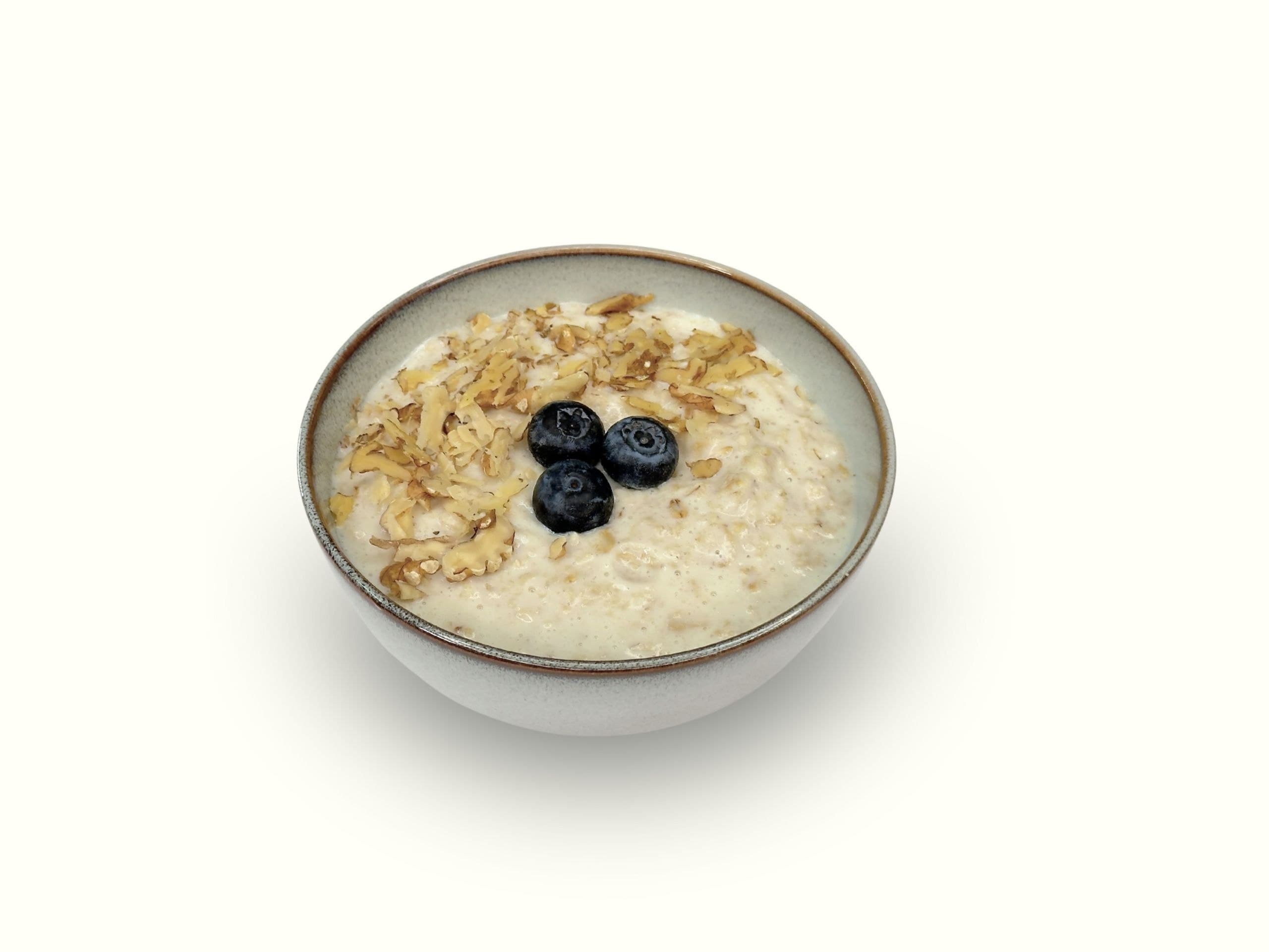 Oatmeal with berries and nuts